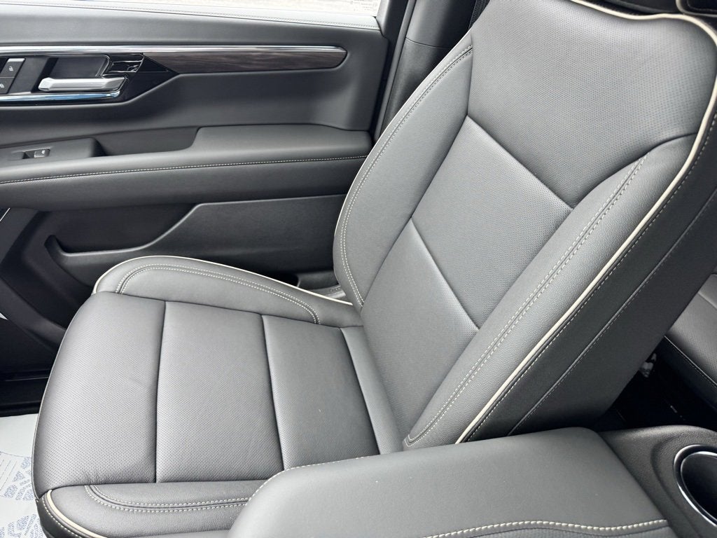 2025 Chevrolet Suburban 4WD Premier